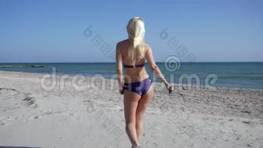海滩季<strong>节</strong>，年轻的女士穿着<strong>泳装</strong>在度假的海边享受休息
